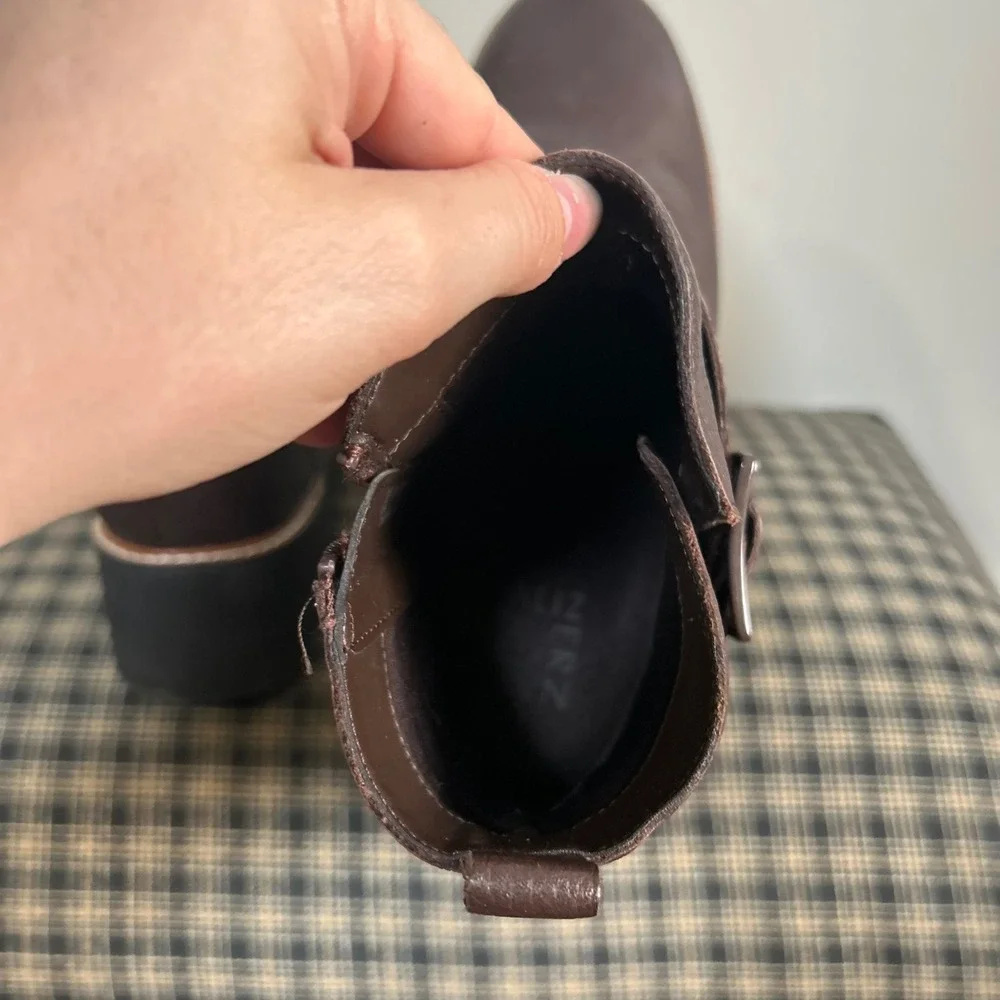 EUC Naturalizer Darry Ankle Boot Size 8.5 Brown Leather Lug Sole Buckle Detail